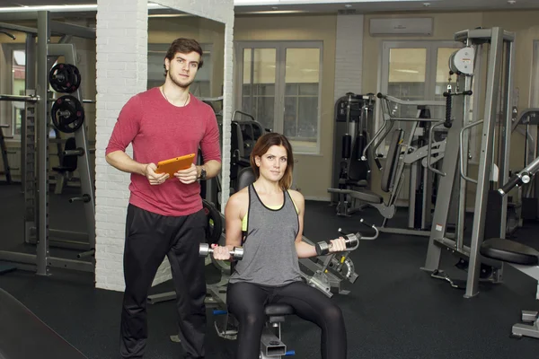 Beau couple de fitness sportif dans la salle de gym. Instructeurs de fitness avec équipement supplémentaire — Photo