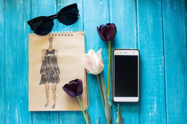 Siyah Lale ve model ahşap tablo üzerinde kroki