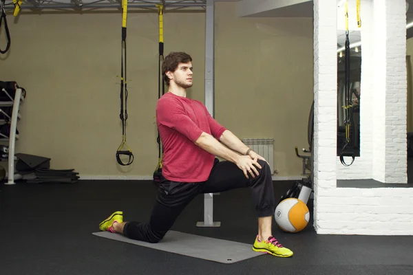 Egzersizleri foarm ile rulo, top spor salonunda Fitness Spor eğitmeni gösterir.