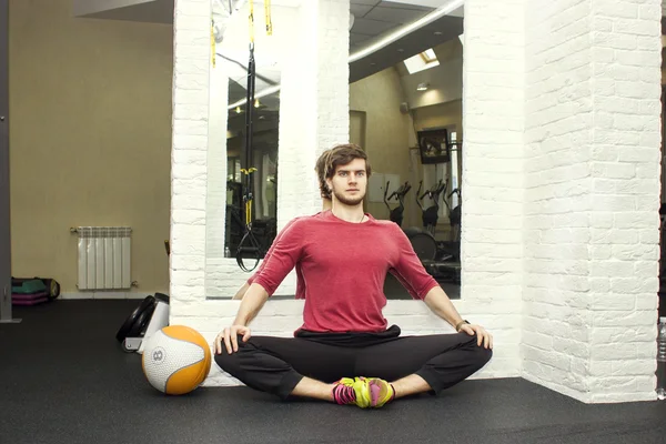 Egzersizleri foarm ile rulo, top spor salonunda Fitness Spor eğitmeni gösterir.