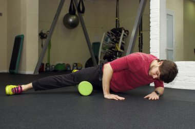 Egzersizleri foarm ile rulo, top spor salonunda Fitness Spor eğitmeni gösterir.