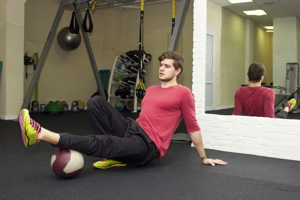 Egzersizleri foarm ile rulo, top spor salonunda Fitness Spor eğitmeni gösterir.