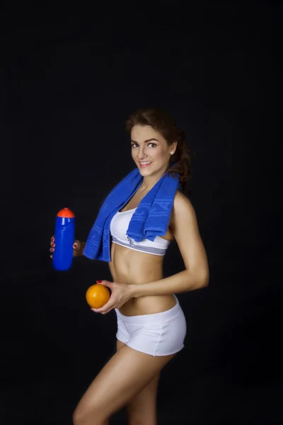 Фітнес дівчина з апельсином — стокове фото