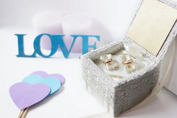 Anéis de casamento e decoração do amor — Fotografia de Stock