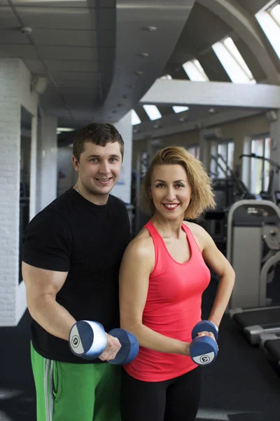 Couple fitness en salle de gym — Photo