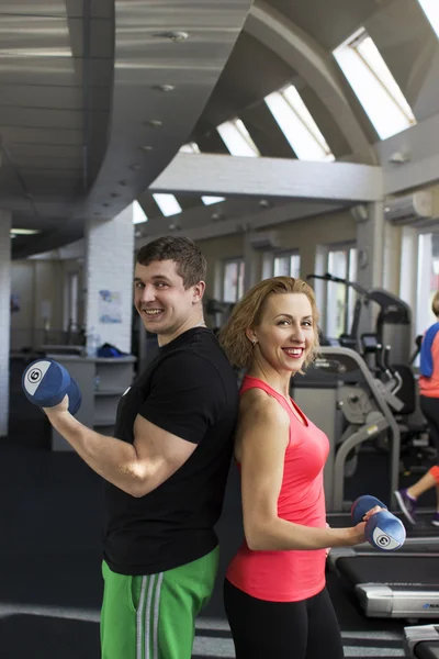 Couple de remise en forme travaillant dans la salle de gym — Photo