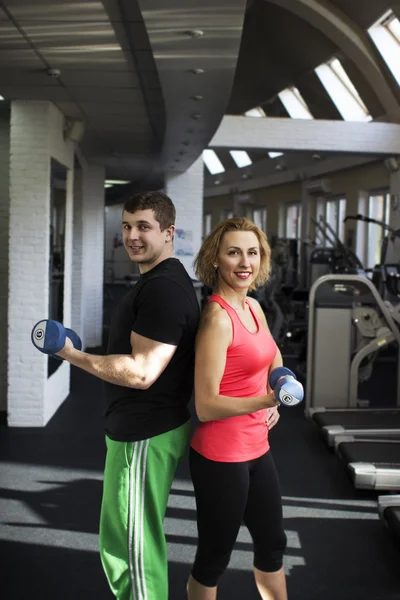 Couple fitness avec poids libre — Photo