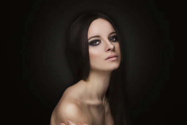 Makyaj ve saç stili ile güzellik doğal yüz modeli