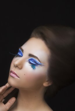 Güzel model parlak makyaj ve uzun kirpikler