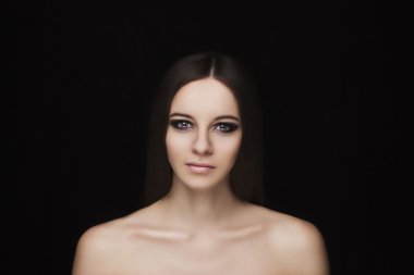 Makyaj ve saç stili ile güzellik doğal yüz modeli