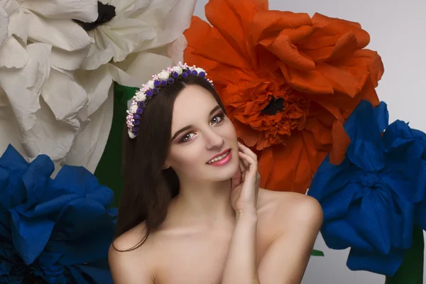 Menina encantadora com uma bela coroa de flores na cabeça — Fotografia de Stock