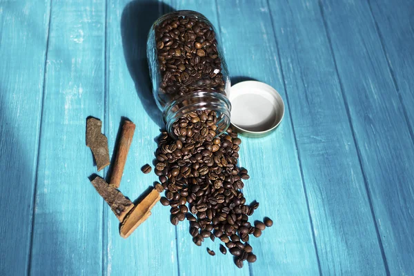 Café en bouteille sur table en bois sur fond bleu — Photo