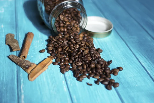 Café em garrafa na mesa de madeira no fundo azul — Fotografia de Stock