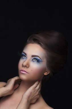 Güzel model parlak makyaj ve uzun kirpikler