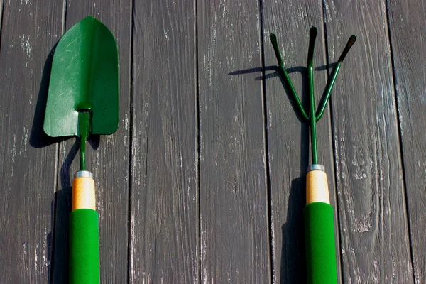 Trädgårdsverktyg på en trä bakgrund — Stockfoto