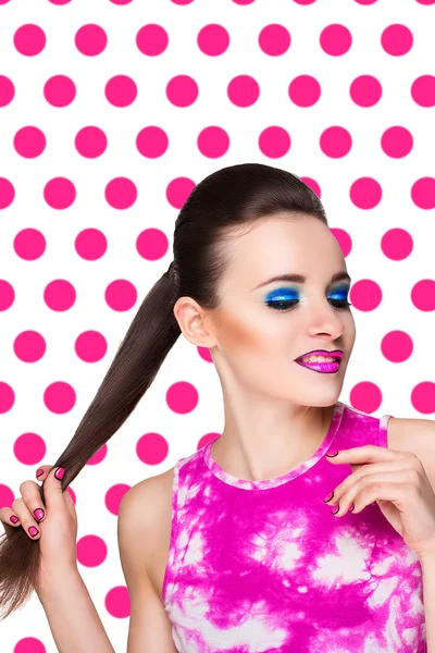 Parlak pop sanat fotoğraf portre renkli arka plan üzerinde görünen kadın