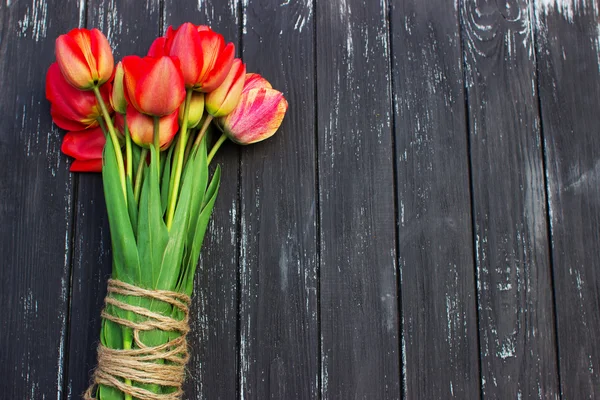Kırmızı lale rustik ahşap masa üzerinde. Kopya alanı ile Üstten Görünüm