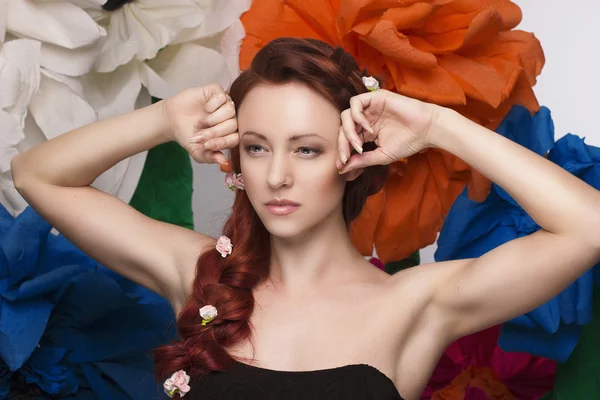 Bir örgü örgülü Milano kırmızı saçlı güzellik kadın portresi kapatın