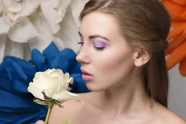 Kecantikan menutup potret wanita dengan mawar putih — Stok Foto
