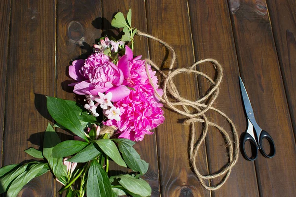 Bouquet of peonies scissors — Stock Photo, Image