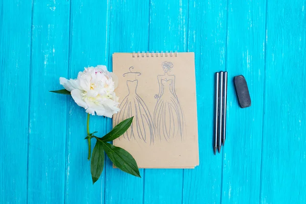 Çok güzel peonies ahşap arka plan üzerinde renkli