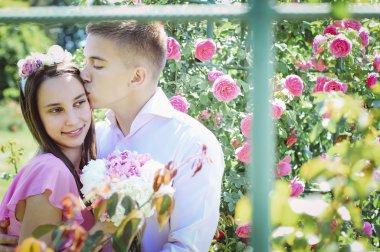 çok güzel bir elbise genç gelin damat bir buket çiçek ile bir düğünde kucaklayan