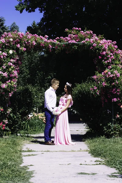 The wedding ceremony under a floral archway — Stock Photo, Image