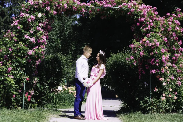 Die Hochzeitszeremonie unter einem Blumenbogen — Stockfoto