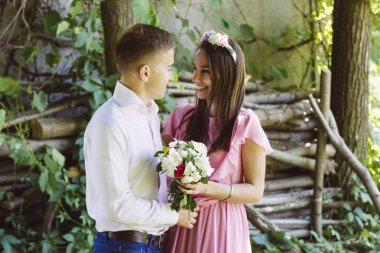 çok güzel bir elbise genç gelin damat bir buket çiçek ile bir düğünde kucaklayan