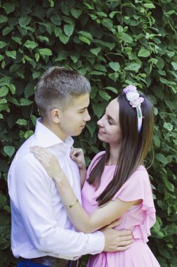 çok güzel bir elbise genç gelin damat bir buket çiçek ile bir düğünde kucaklayan