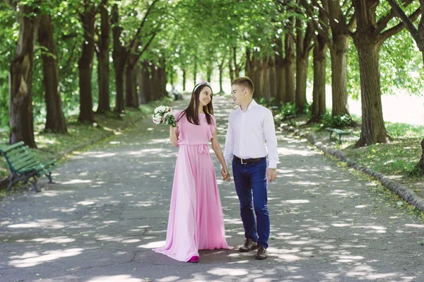 Les jeunes mariés tseltsyutsya dans le parc — Photo