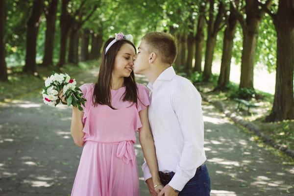 Les jeunes mariés tseltsyutsya dans le parc — Photo