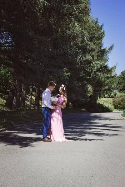 Recém-casados tseltsyutsya no parque — Fotografia de Stock