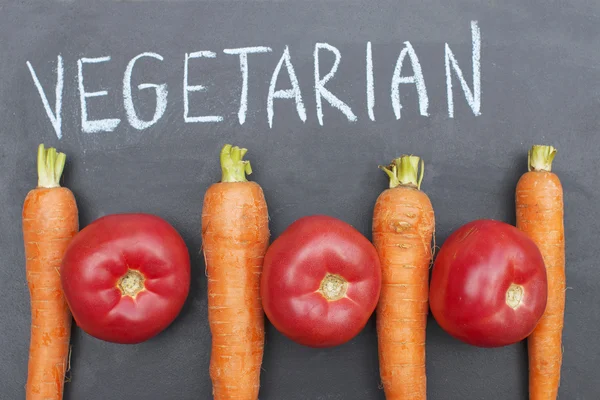 ahşap masa üzerinde açık bahçe içinde yatan taze lezzetli sebze