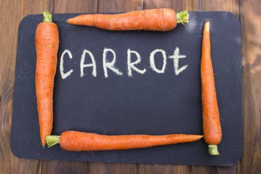 ahşap masa üzerinde açık bahçe içinde yatan taze lezzetli sebze