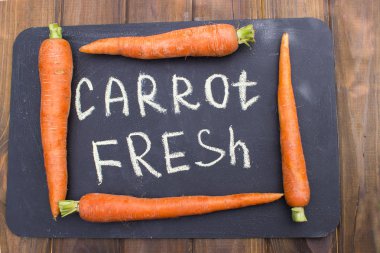 ahşap masa üzerinde açık bahçe içinde yatan taze lezzetli sebze