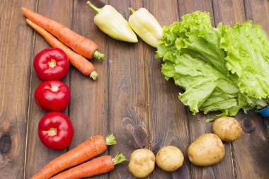 Tahta arka planda taze sebzeler