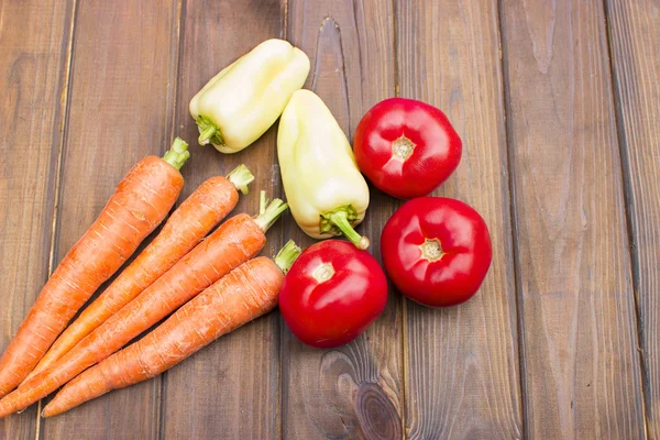 ahşap masa üzerinde açık bahçe içinde yatan taze lezzetli sebze