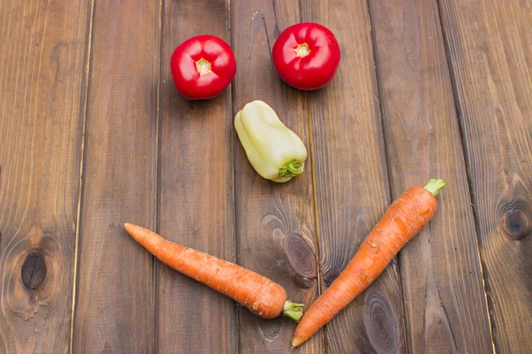 Rosto sorridente forrado com legumes frescos — Fotografia de Stock