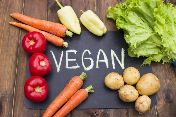 Tahta arka planda taze sebzeler