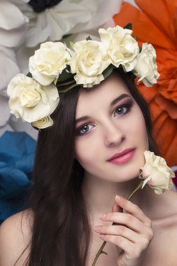 çiçek bir buket gül ve güzel makyaj tutarak kafasındaki bir çelenk ile bir model Güzellik Portresi