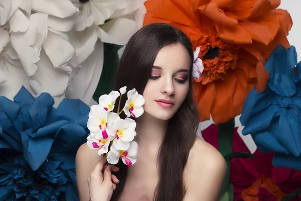 バラと美しいメイクアップの花束を持って彼女の頭の上の花の花輪とモデルの美しさの肖像画 — ストック写真