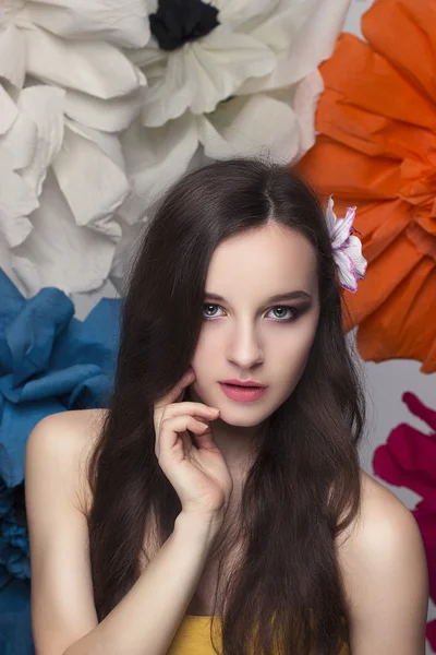 Retrato de beleza de um modelo com uma coroa de flores na cabeça, segurando um buquê de rosas e maquiagem bonita — Fotografia de Stock