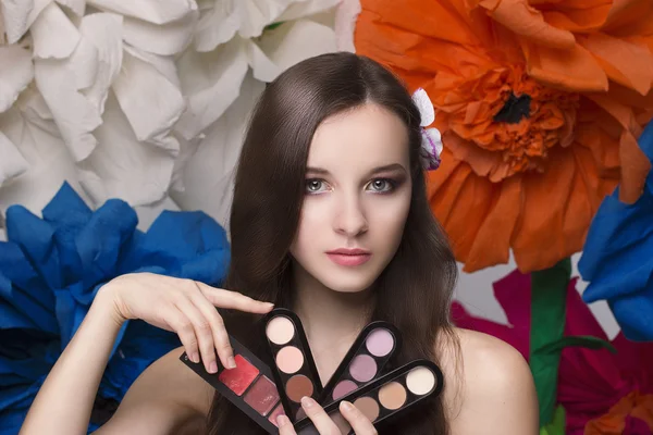 Schönheitsporträt eines Models mit einem Blumenkranz auf dem Kopf, in der Hand einen Strauß Rosen und schönes Make-up — Stockfoto