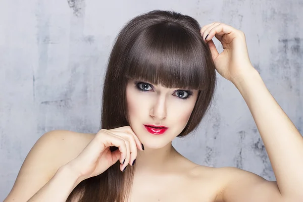 Retrato de beleza de menina bonita com maquiagem e estilo de cabelo — Fotografia de Stock