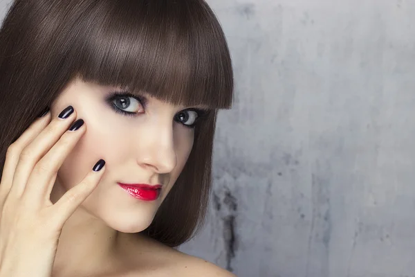 Beauty portrait of pretty girl with make-up and hair style — Stock Photo, Image