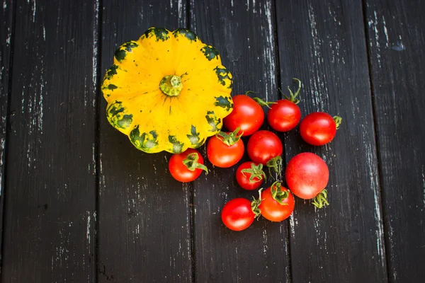 ahşap arka plan üzerinde lezzetli sebze