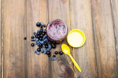 Frenk üzümü reçeli ahşap bir masa üzerinde duran