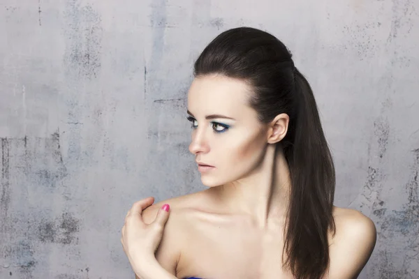Schönheitsporträt eines Mädchens im Profil. mit hellem Make-up und Frisur Pferdeschwanz — Stockfoto