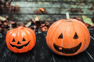 Cadılar Bayramınız Kutlu Olsun. Tatil balkabağına ve dekorasyonlar. Kabak üzerinde sonbahar sokak.